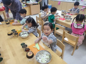 초롱별유치원, 학부모와 함께한 ‘깍두기 담그기’ 체험 성료