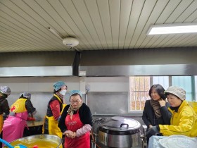 "방학에도 따뜻한 밥상 걱정 없어요" 적십자 봉사자들이 만든 사랑의 밑반찬 배달