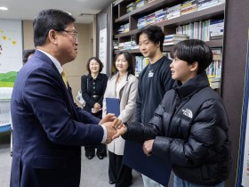 "빙상 피겨·스키 스노보드에서 빛난 열정" 세종교육청, 전국동계체전 메달리스트 3명에 장학금 전달