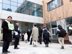 "따뜻한 인사와 함께" 세종시교육청, 신설학교 첫 등교 안전 캠페인 펼쳐