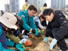 "푸른 지구를 위한 작은 실천" 세종시교육청, 산울초등학교서 식목 행사 개최