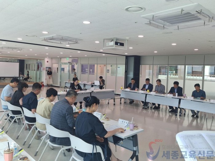 사진자료1(충남교육청. 진로교육 정책 발전 방향 논의).jpg